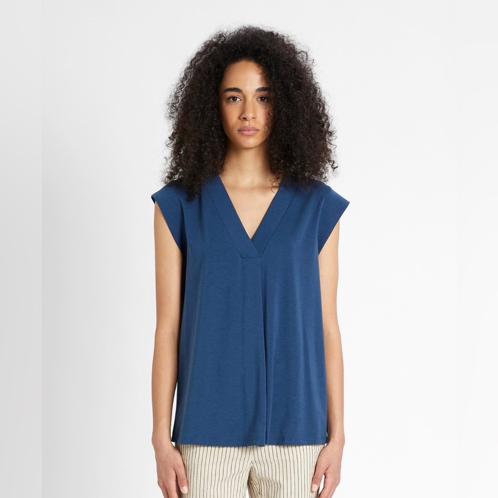 Max Mara weekend calypso Bermuda 2021 collection vneck top